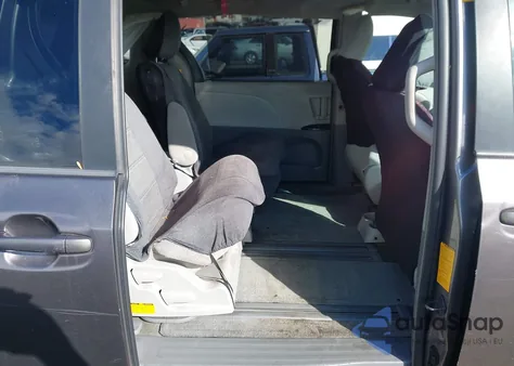 2013 Toyota Sienna Le V6 8 Passenger z USA, uszkodzony, nr VIN 5TDKK3DC7DS344565